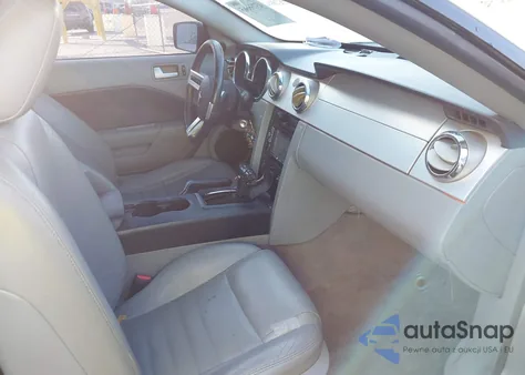 2005 Ford Mustang Gt Deluxe/Gt Premium z USA, uszkodzony, nr VIN 1ZVFT82H855222828